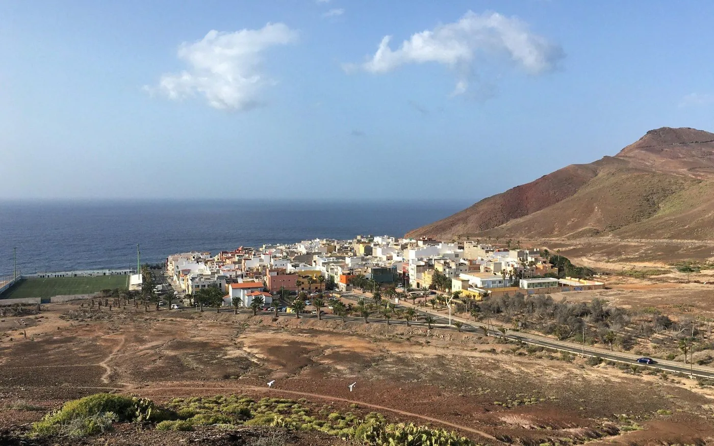 Casas de La Isleta junto a las montañas y el mar, Las Palmas de Gran Canaria