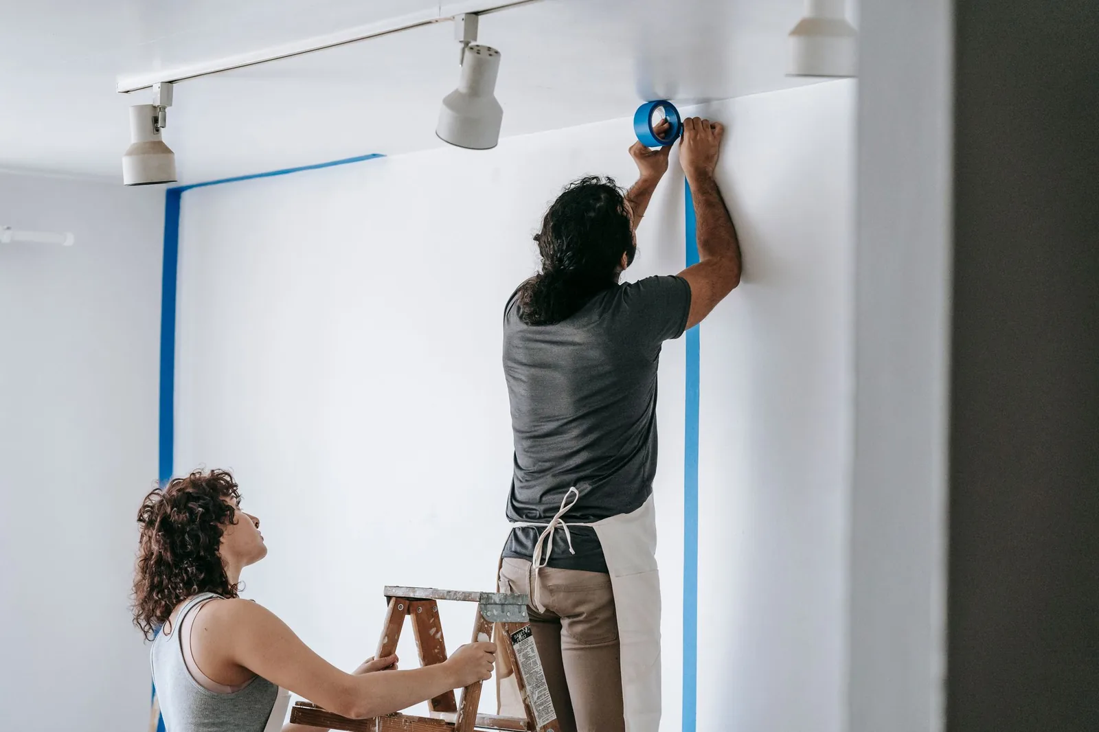 Dos profesionales de HELPY pintando una vivienda en Las Palmas