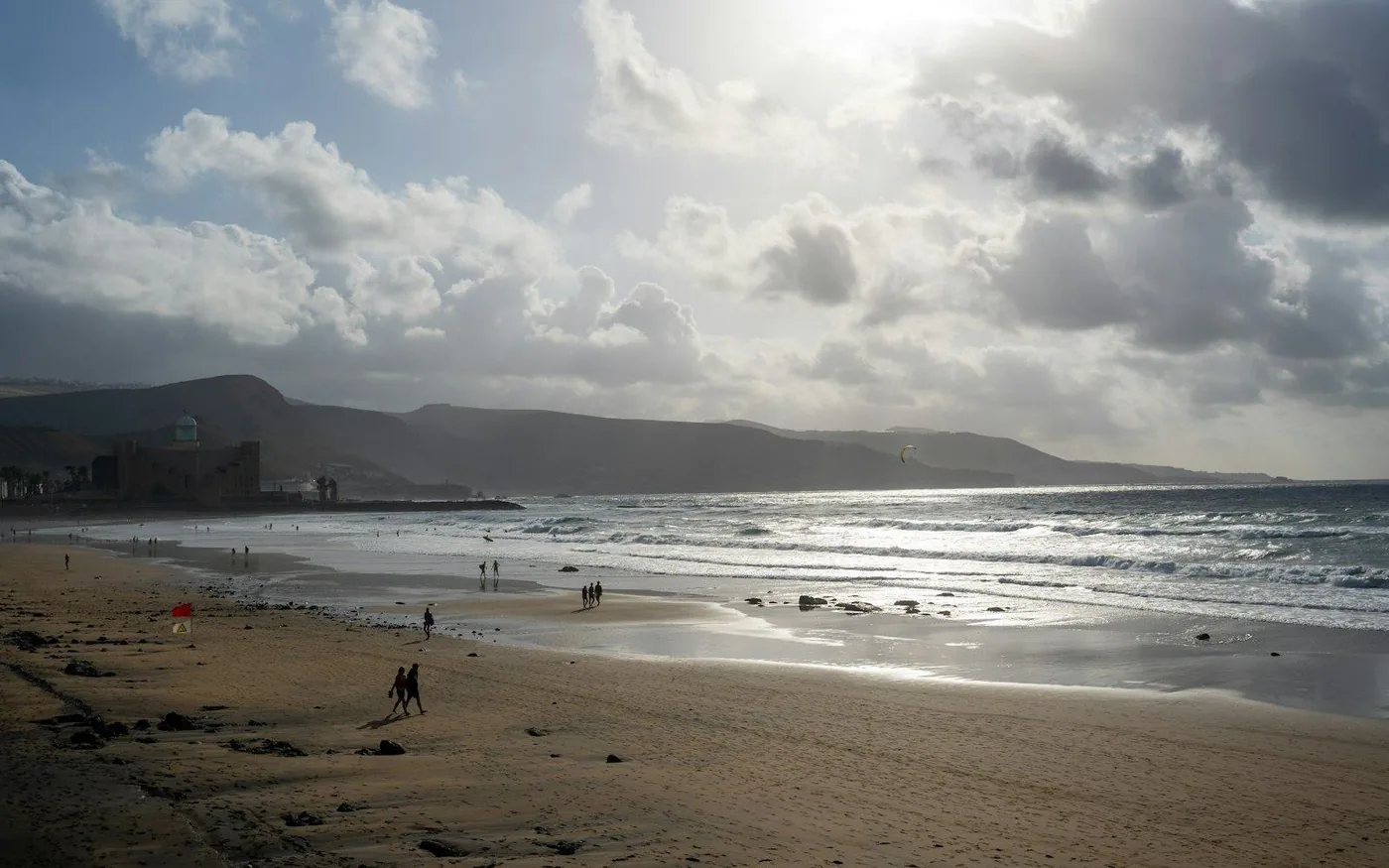 Playa de Las Canteras con la ciudad al fondo